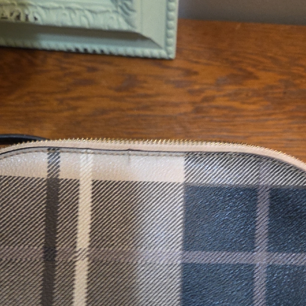 Kate Spade Black and Cream Crossbody Bag with Minimalist Design - Picture 12 of 12